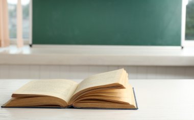 blackboard arka plan üzerinde kitap 