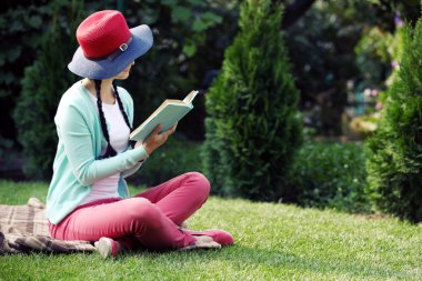 Kitaplı Genç Kadın