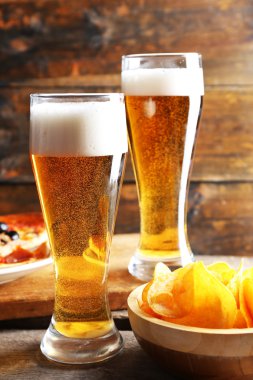 Bira ile hizmet pizza dilimlenmiş