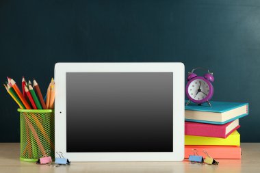 Masa üzerinde okul donanımları 