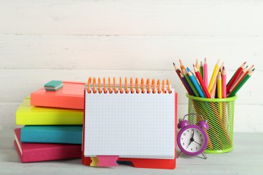 Beyaz okul malzemeleri