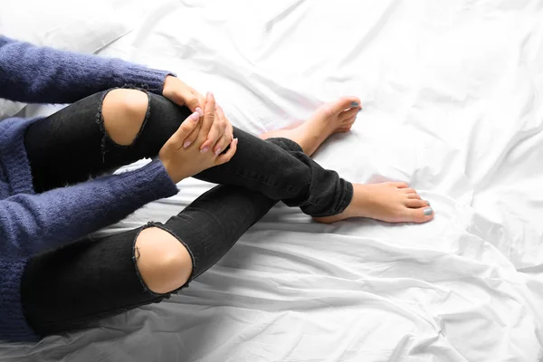 Mulher de jeans preto na cama ponto de vista superior — Fotografia de Stock