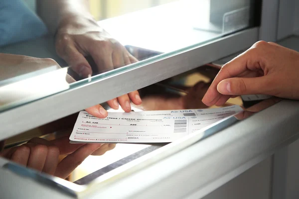 Mujer comprando entradas en taquilla — Foto de Stock