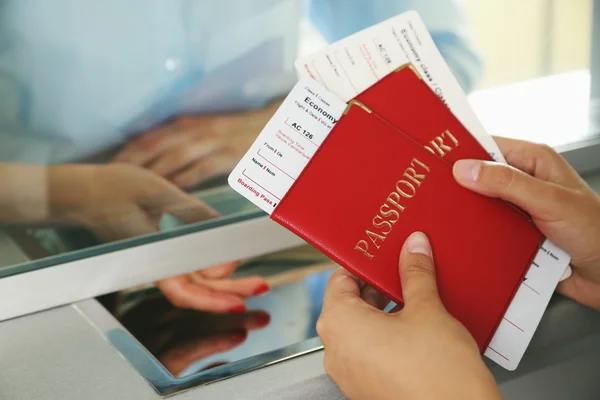 Mujer comprando entradas — Foto de Stock