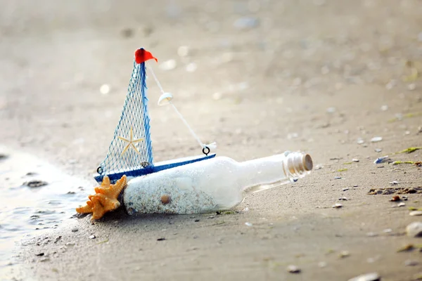 Glazen flesje met zand — Stockfoto