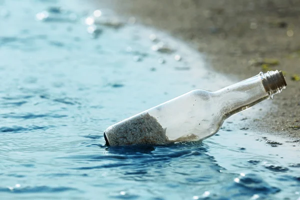 Glazen flesje met zand — Stockfoto