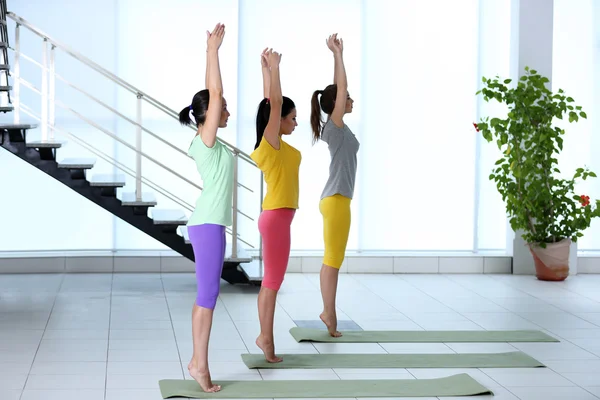 Jonge vrouwen die yoga beoefenen — Stockfoto