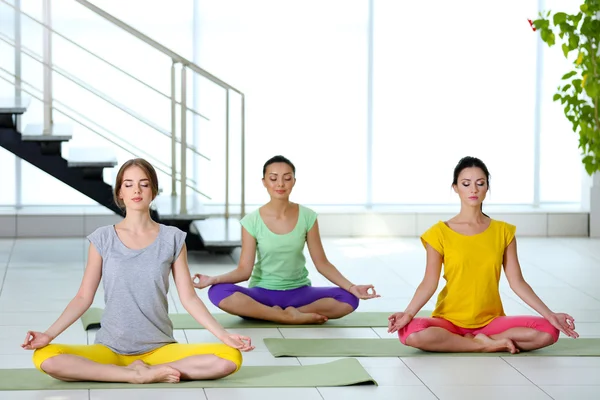 Unge kvinner som praktiserer yoga – stockfoto