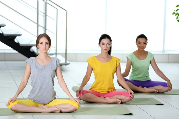 Jonge vrouwen die yoga beoefenen — Stockfoto