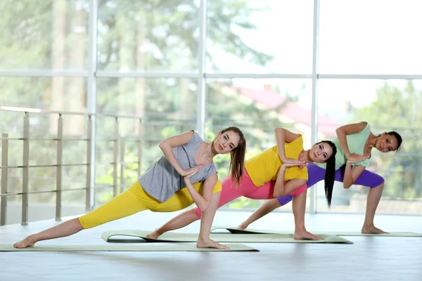 Mujeres jóvenes practicando yoga —  Fotos de Stock