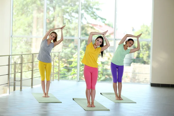Mujeres jóvenes practicando yoga — Foto de Stock