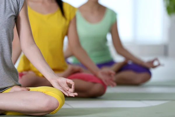 Vrouwen zitten in yoga positie — Stockfoto