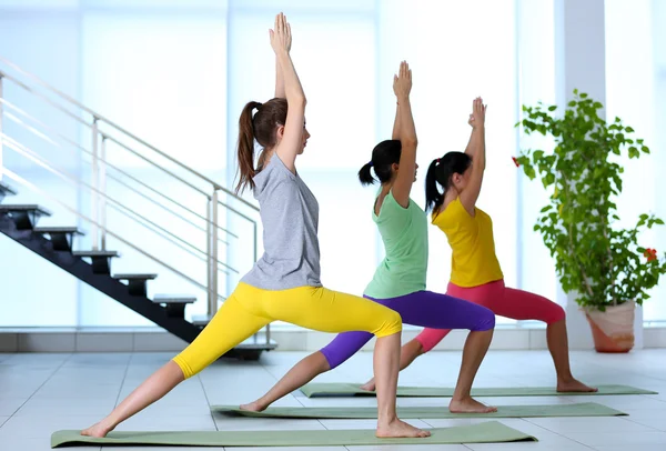 Mujeres jóvenes practicando yoga —  Fotos de Stock