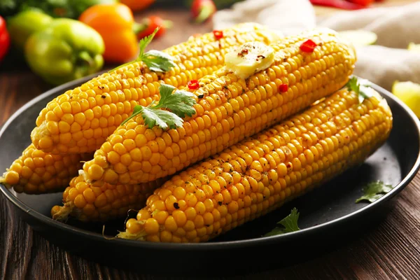 Sabroso maíz a la parrilla con verduras y mantequilla fresca, de cerca —  Fotos de Stock