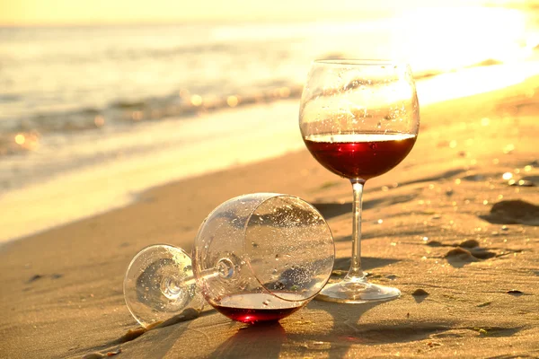 Due bicchieri di vino in riva al mare — Foto Stock