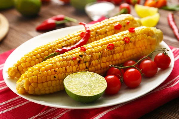 Gegrilde maïs geserveerd met tomaten en kalk — Stockfoto