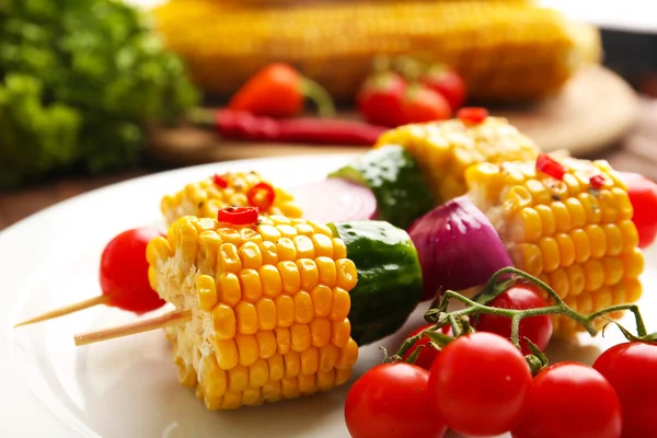 Delicioso maíz a la parrilla y verduras en plato blanco —  Fotos de Stock