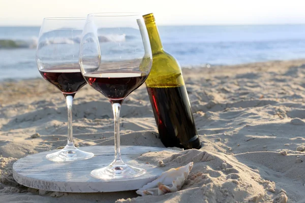 Garrafa de vinho e copos — Fotografia de Stock