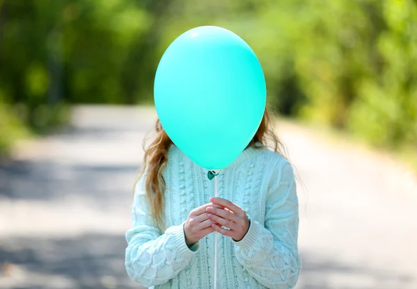 Menina segurando balão — Fotografia de Stock
