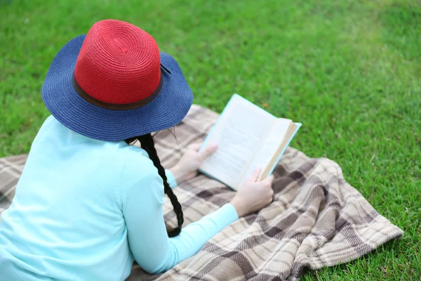 Jonge vrouw met boek — Stockfoto