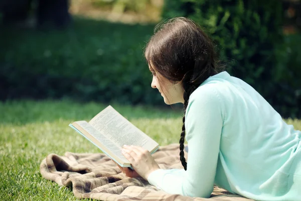 Jeune femme avec livre — Photo