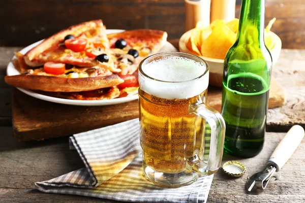 Pizza en rodajas servida con cerveza —  Fotos de Stock