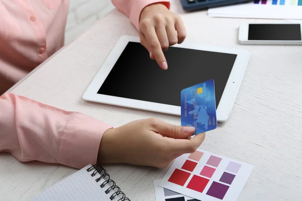 Mãos com tablet digital e cartão de crédito — Fotografia de Stock