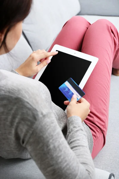 Mulher com tablet digital e cartão de crédito — Fotografia de Stock