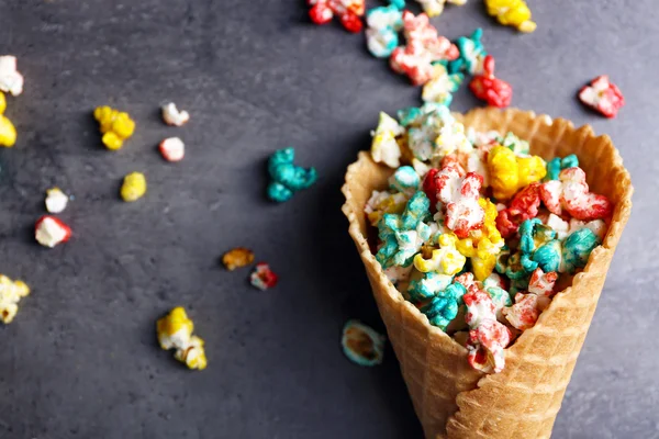 Gekleurde popcorn in wafel cup — Stockfoto