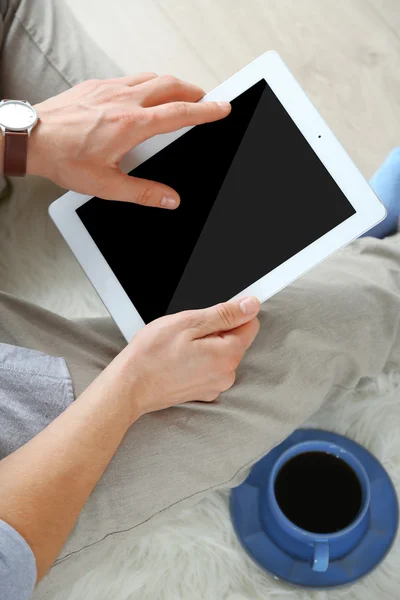 Man working with digital tablet — Stock Photo, Image