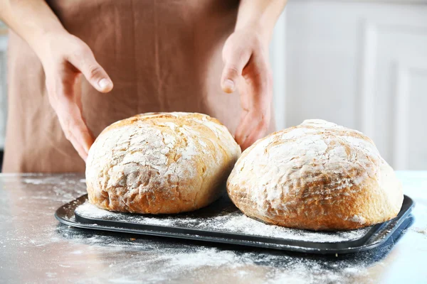 Baker memeriksa roti yang baru dipanggang — Stok Foto