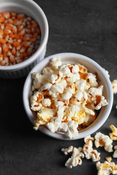 Palomitas de maíz en tazones blancos —  Fotos de Stock