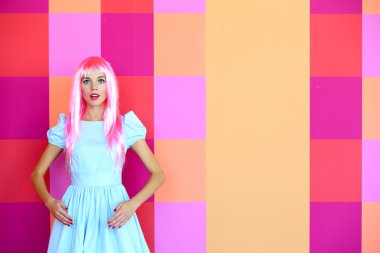 pembe saç modeli ile güzel kadın  
