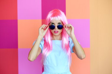 pembe saç modeli ile güzel kadın  