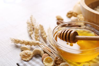 Sağlıklı Kahvaltı ekmek, bal, fındık ile. Ülke kahvaltı konsepti