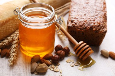 Sağlıklı Kahvaltı ekmek, bal, fındık ile. Ülke kahvaltı konsepti