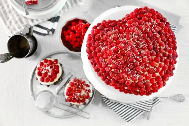 Tatlı kek ahududu ışık arka plan üzerinde ile