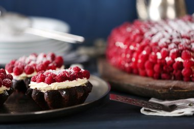 Tatlı kek ahududu rengi ahşap arka plan üzerinde ile