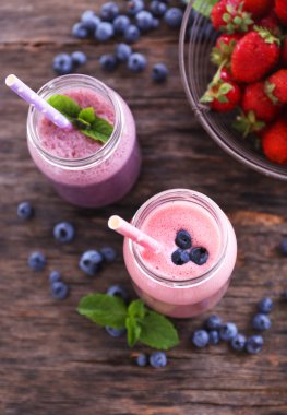 Yaban mersini ile dekore edilmiş Berry yoğurt