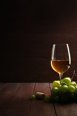 bir bardak şarap üzüm ile 