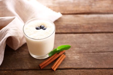 Yaban mersini ile dekore edilmiş taze yoğurt 