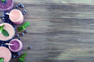 Ahşap arka plan, boş alanı üzerinde üst üste Berry yoğurt