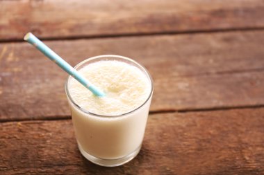 Ahşap arka plan üzerinde tübül ile taze yoğurt