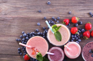 Berry yoğurt üst üste meyveleri ile dekore edilmiştir.