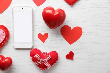 Boş ekran ve kalpleri ile akıllı telefon