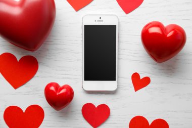 Boş ekran ve kalpleri ile akıllı telefon