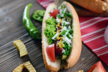 Hot dog peçete ahşap arka plan üzerinde '
