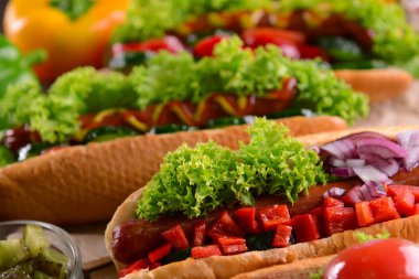 Sosisli sandviç ve sebze