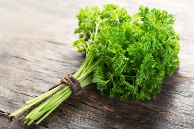 Tahta arka planda taze maydanoz