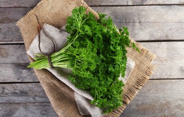 Çul peçete üzerinde taze maydanoz